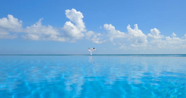 Peaceful-bright-sky-Wonderful-beach-scenery-Ripple-ocean-water-Shiny-clouds